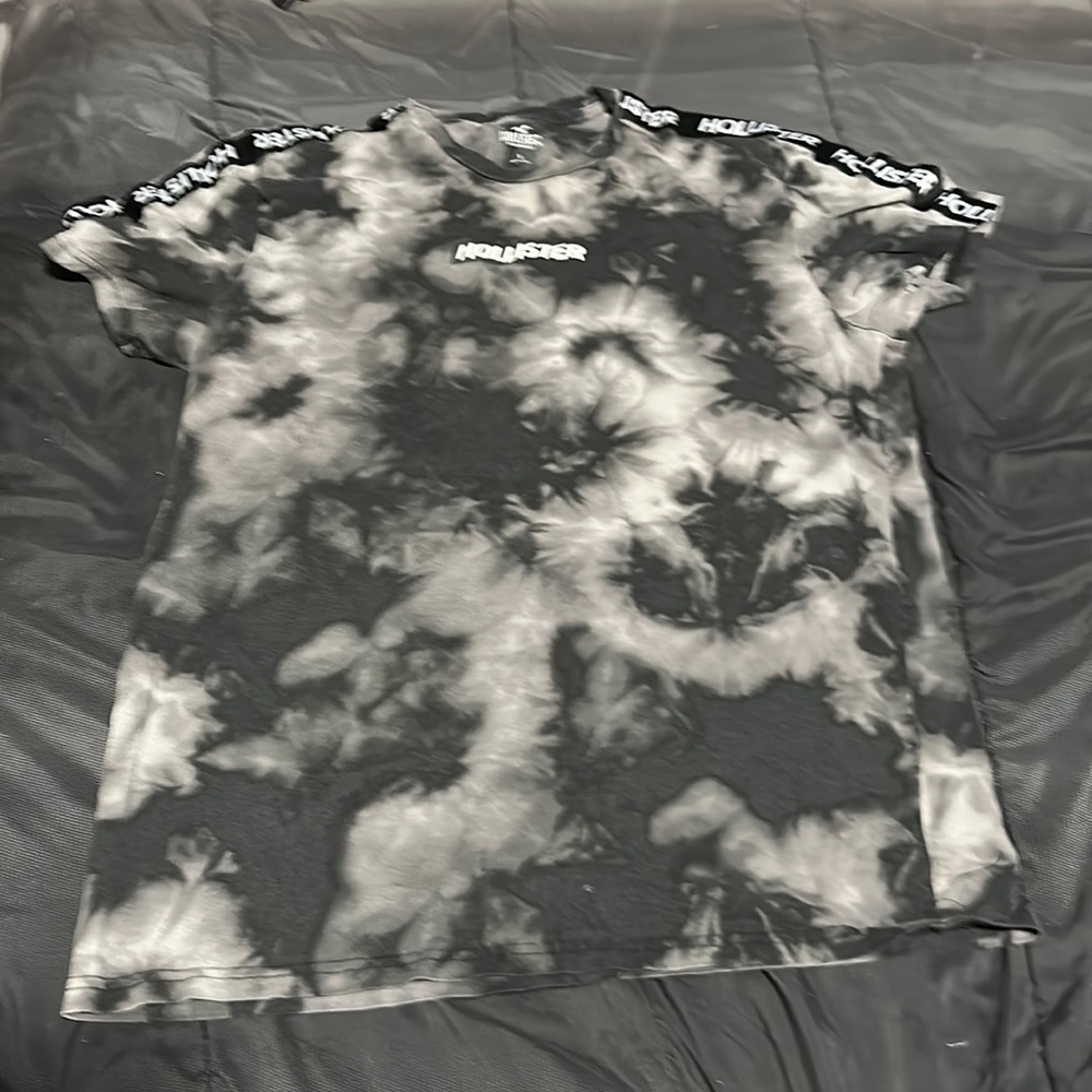 Men’s hollister tee shirt. Size large